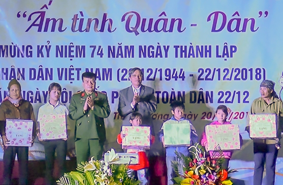 Lãnh đạo đơn vị trao quà tặng gia đình người có công, gia đình có hoàn cảnh khó khăn ở xã Tràng Lương.
